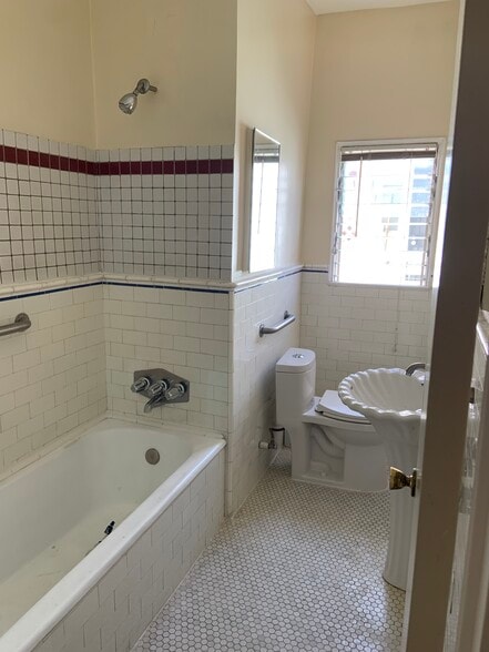 Retro tiled bathroom - 206 Columbia Ave