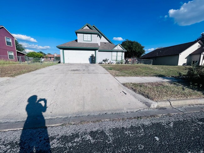 Building Photo - 2122 Lazy Ridge Dr