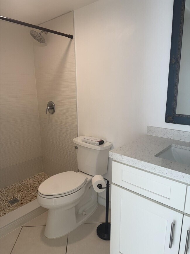 Building Photo - 153 W Laurel Dr