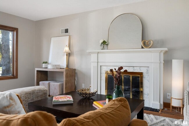 Building Photo - 205 W Glen Ave