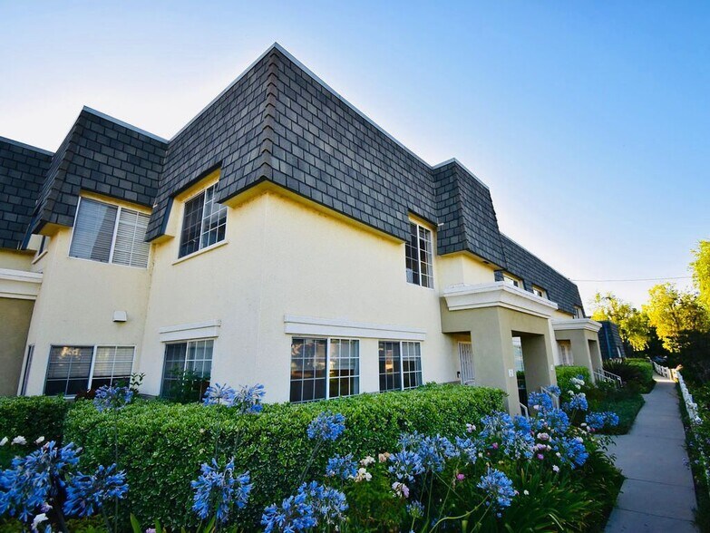 Primary Photo - 6501 Vanalden Ave