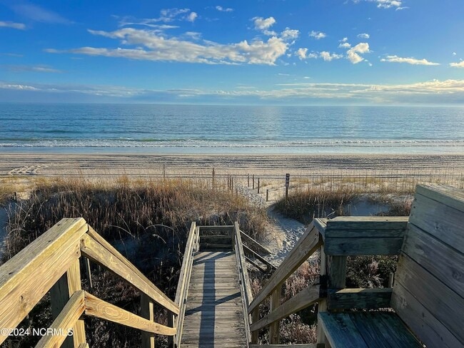 Building Photo - 5204 Ocean Dr