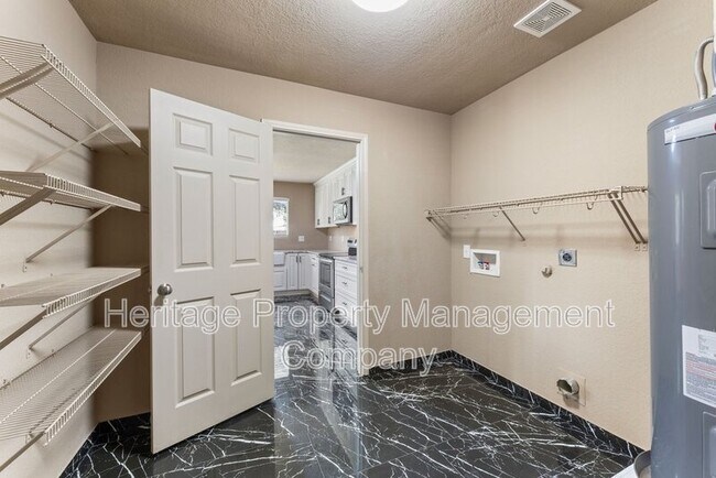 Building Photo - 5819 Providence Oak