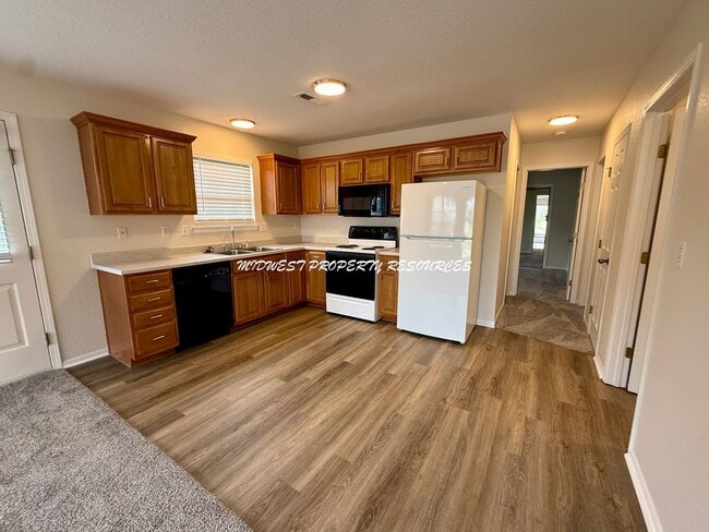 Building Photo - Ranch townhome w/ Mowing provided
