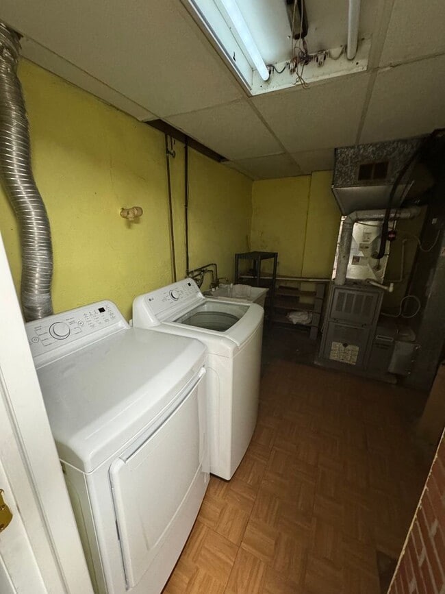 Building Photo - 5 Bedroom 2.5 Bath in Squirrel Hill