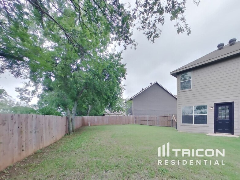 Building Photo - 1532 Pine Ln