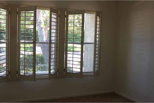 Building Photo - 629 Edith Way