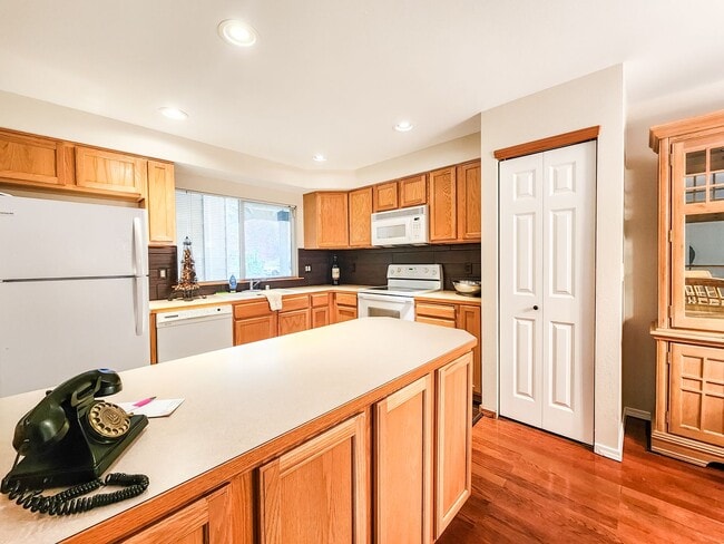 Building Photo - 3-Bedroom Gleneagle Townhome Available Now!