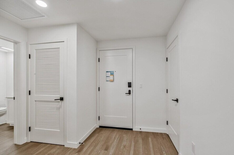 Building Photo - 8875 Costa Verde Blvd