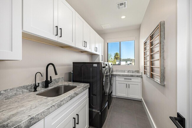 Building Photo - 3821 E Devonshire Ave