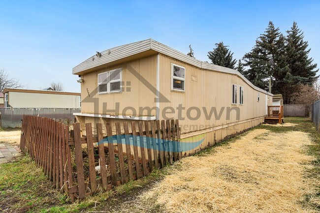 Building Photo - 2 Bedroom 1 Bath Home with Off-Street Park...