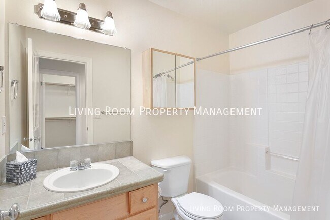 Building Photo - Large Private Townhouse in Johns Landing!