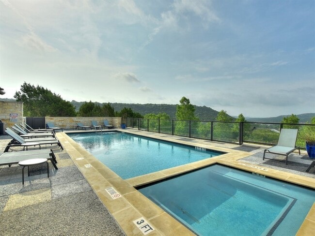 Building Photo - Beautiful 2 Bedroom, 2.5 Bath Townhome in Northwest Austin