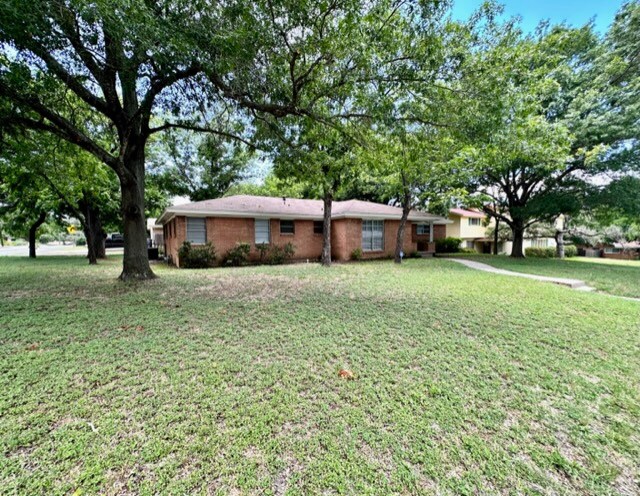 Building Photo - 1400 Royal Oaks Dr