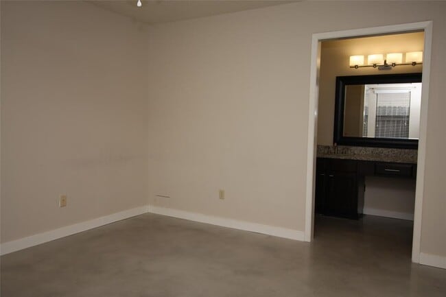 Building Photo - 7825 Beauregard Cir