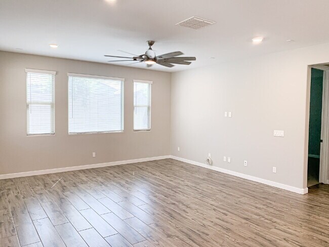 Building Photo - "Spacious 3-Bed, 3-Bath Mesa Retreat with ...