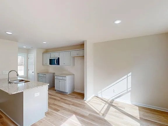 Building Photo - 304 Sandy Springs Dr