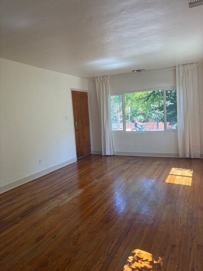Building Photo - 170-172 Knoll Street