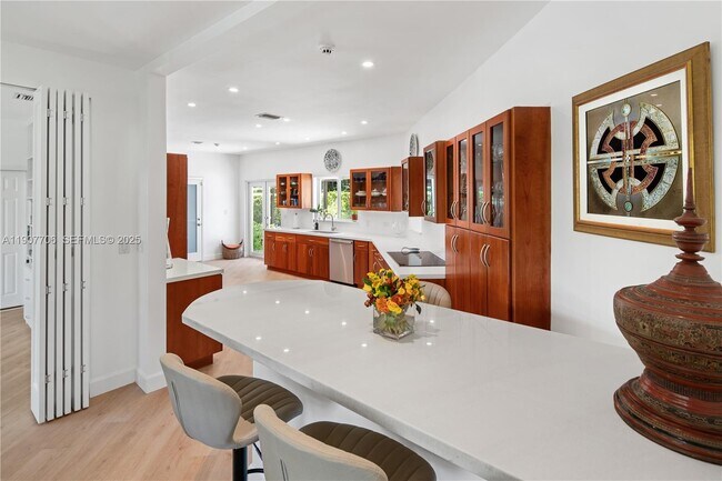 Building Photo - 200 Shore Dr S