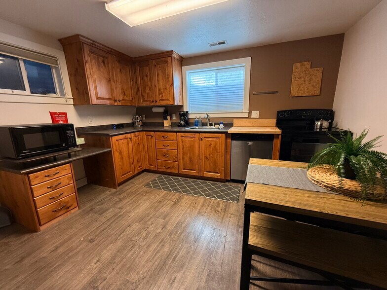 Building Photo - 676 E Howard Dr