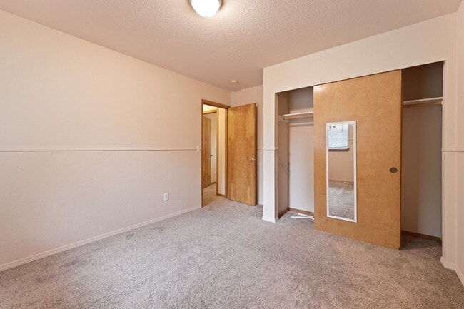 Building Photo - Move in ready now! 4 bedrooms in Lacey - North Thurston School district.