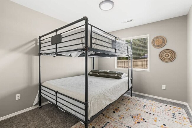 Building Photo - 2023 E Elm Grove Dr