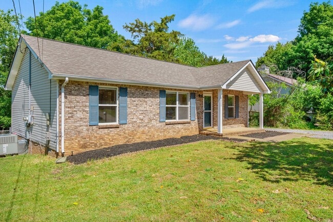 Building Photo - Charming Brick Ranch with Spacious Living Areas & Beautiful Bay Window Views!