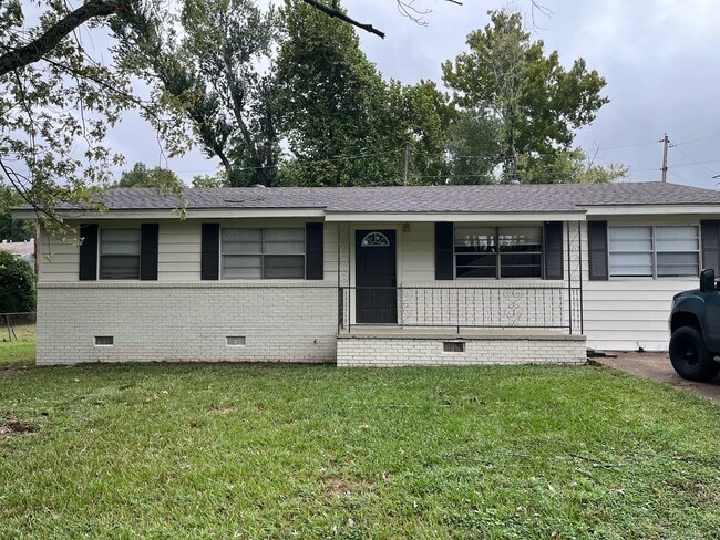 Primary Photo - 524 E Elm St