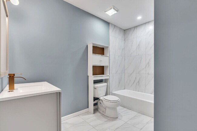 Building Photo - 1BR/1BA Triplex apartment home, move-in ready near downtown Spartanburg.... $750/mo**