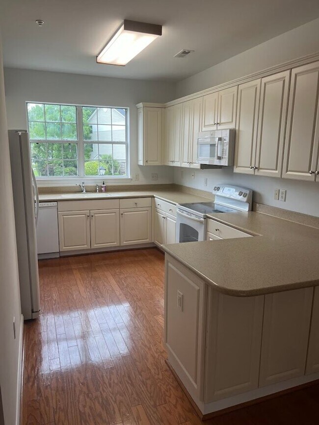 Building Photo - Available now. 3BR/3.5 BA Townhome in Ashl...