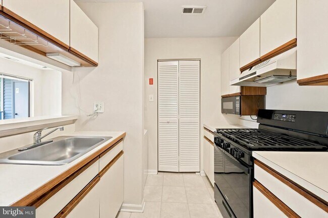 Building Photo - 502 Diamond Dr