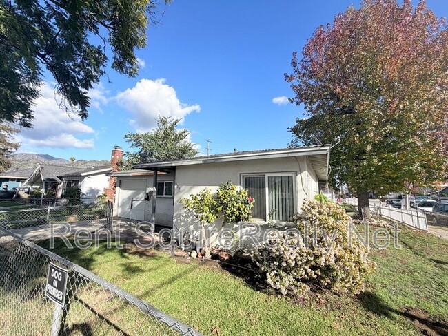 Building Photo - 902 N Angeleno Ave