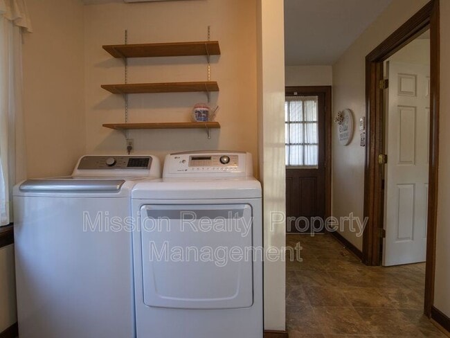 Building Photo - 4266 Roundhill Dr