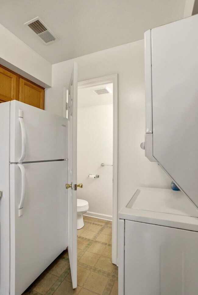 Building Photo - Updated 2 Bedroom Condo for Rent in Saginaw Township