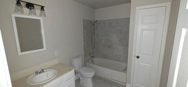 Building Photo - Townhome Near Lafayette High