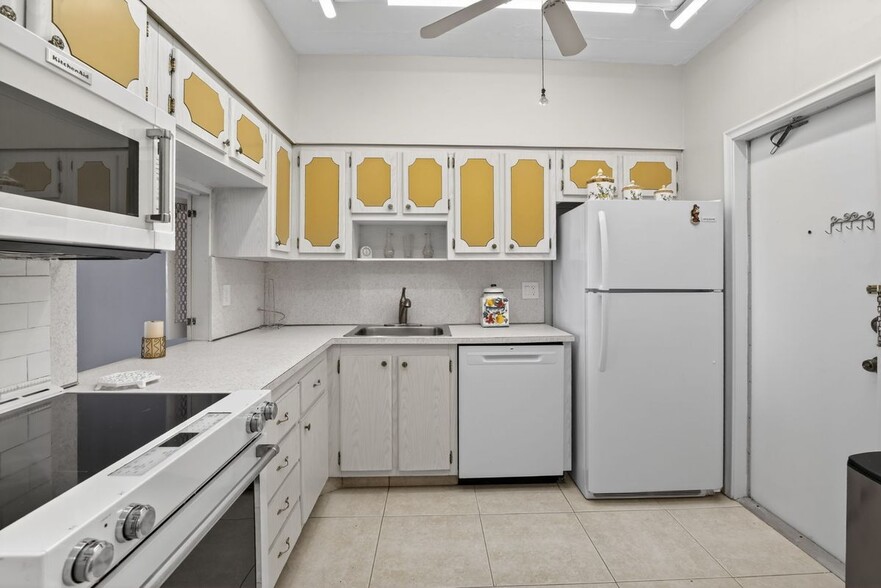 Building Photo - 1817 S Ocean Dr