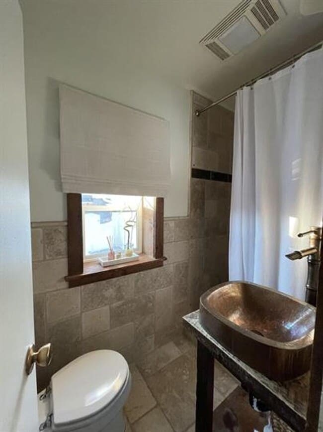 Building Photo - Beautiful remodeled 2 bedroom, 1 bath hous...