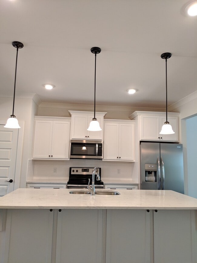 Building Photo - 4 Bedroom Townhome - Lenox Creekside