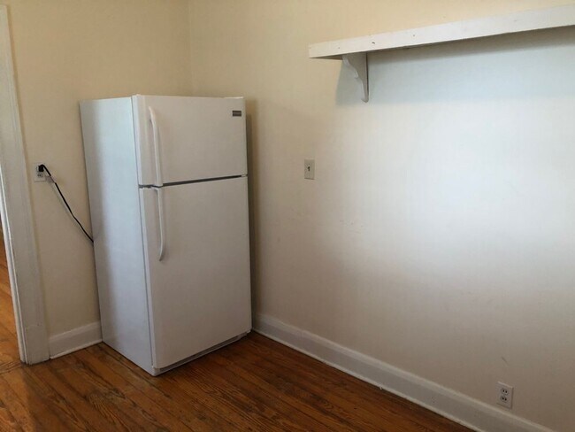 Building Photo - Historic 1 BR/1 BA Upstairs Apartment