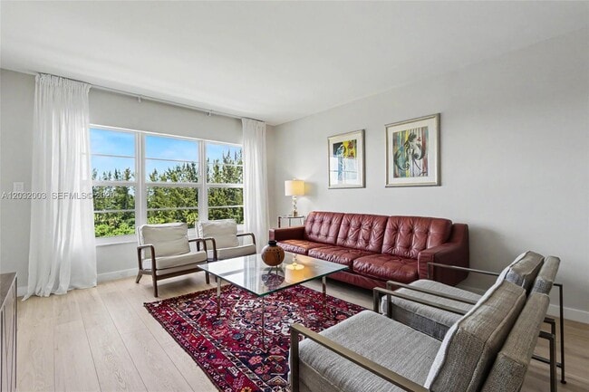 Building Photo - 3150 N Palm Aire Dr