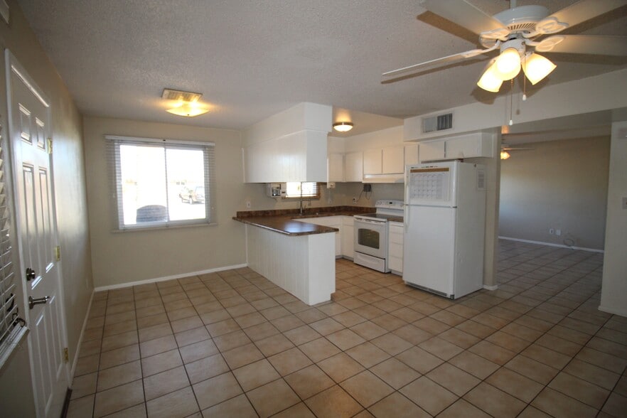 kitchen - 3116 S Clementine Dr