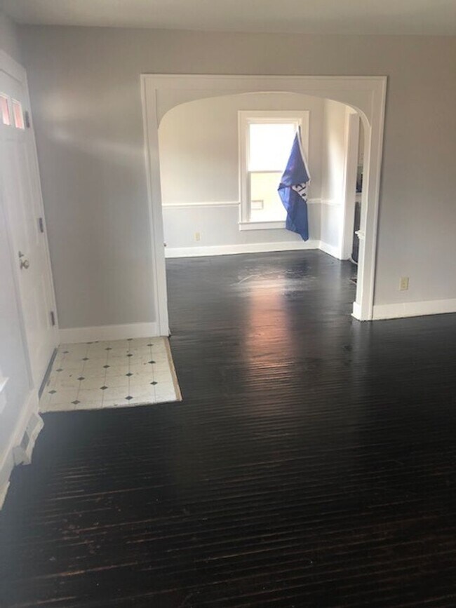 Building Photo - LARGE 5 Bed/2Bath Hoosier-style home close...