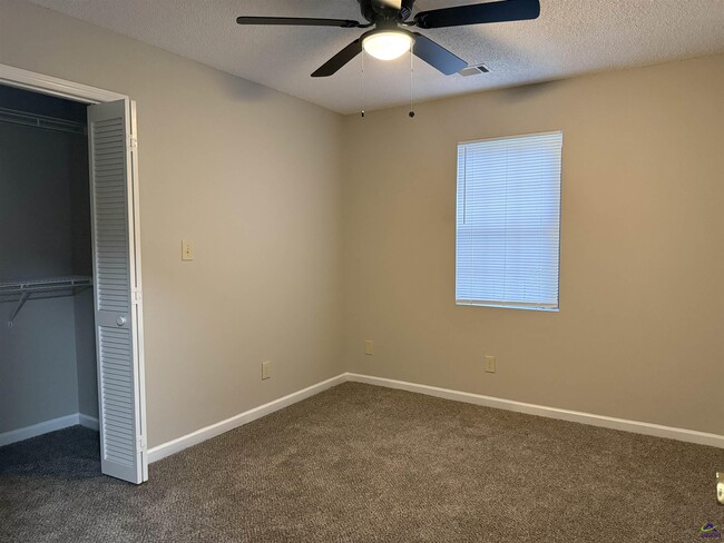 Building Photo - 118 S Springs Dr