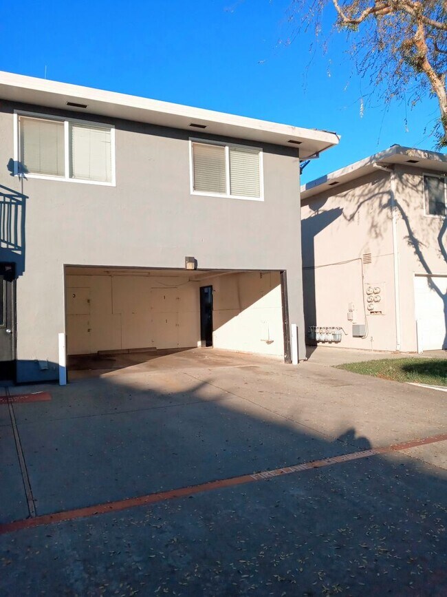 Building Photo - Ground Floor 2bd Condo With On-site Laundr...