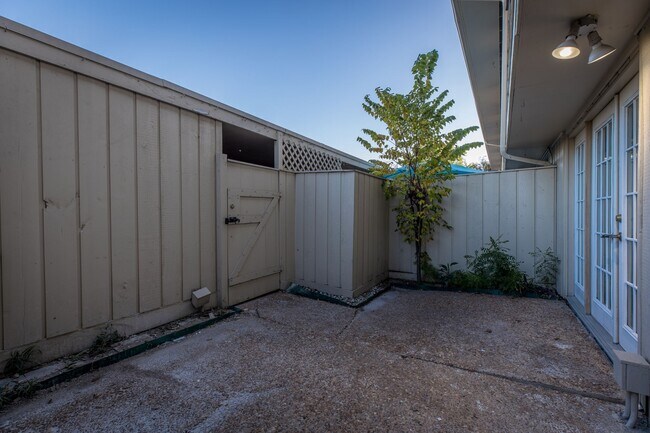 Building Photo - 6422 Burgoyne Rd