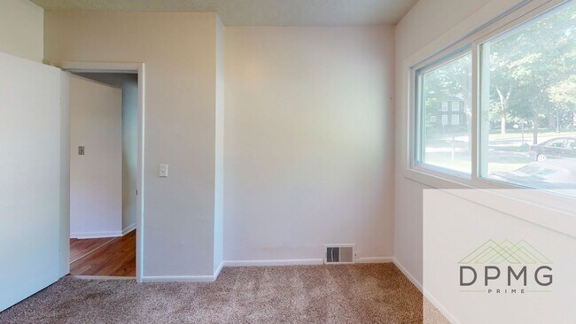 Building Photo - 317 E Hillsdale St