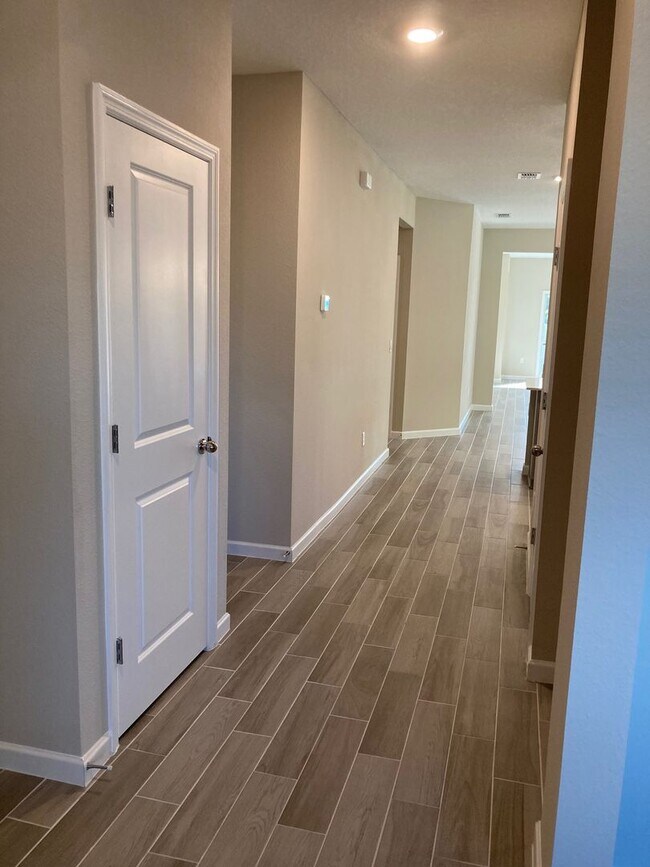 Building Photo - Comfortable 3 Bedroom Home With Great Outd...