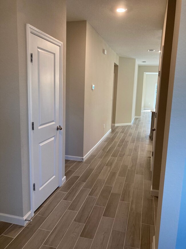 Building Photo - Comfortable 3 Bedroom Home With Great Outdoor Space