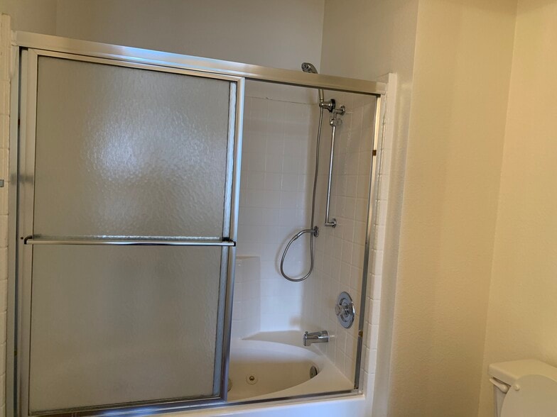 Building Photo - 8070 W Russell Rd