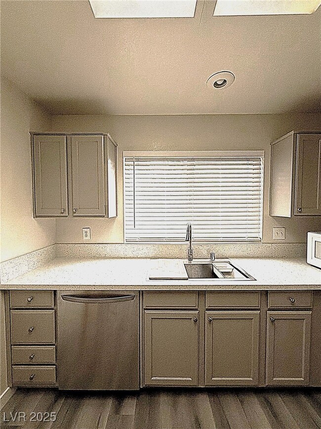 Building Photo - 8605 Glenmore Dr